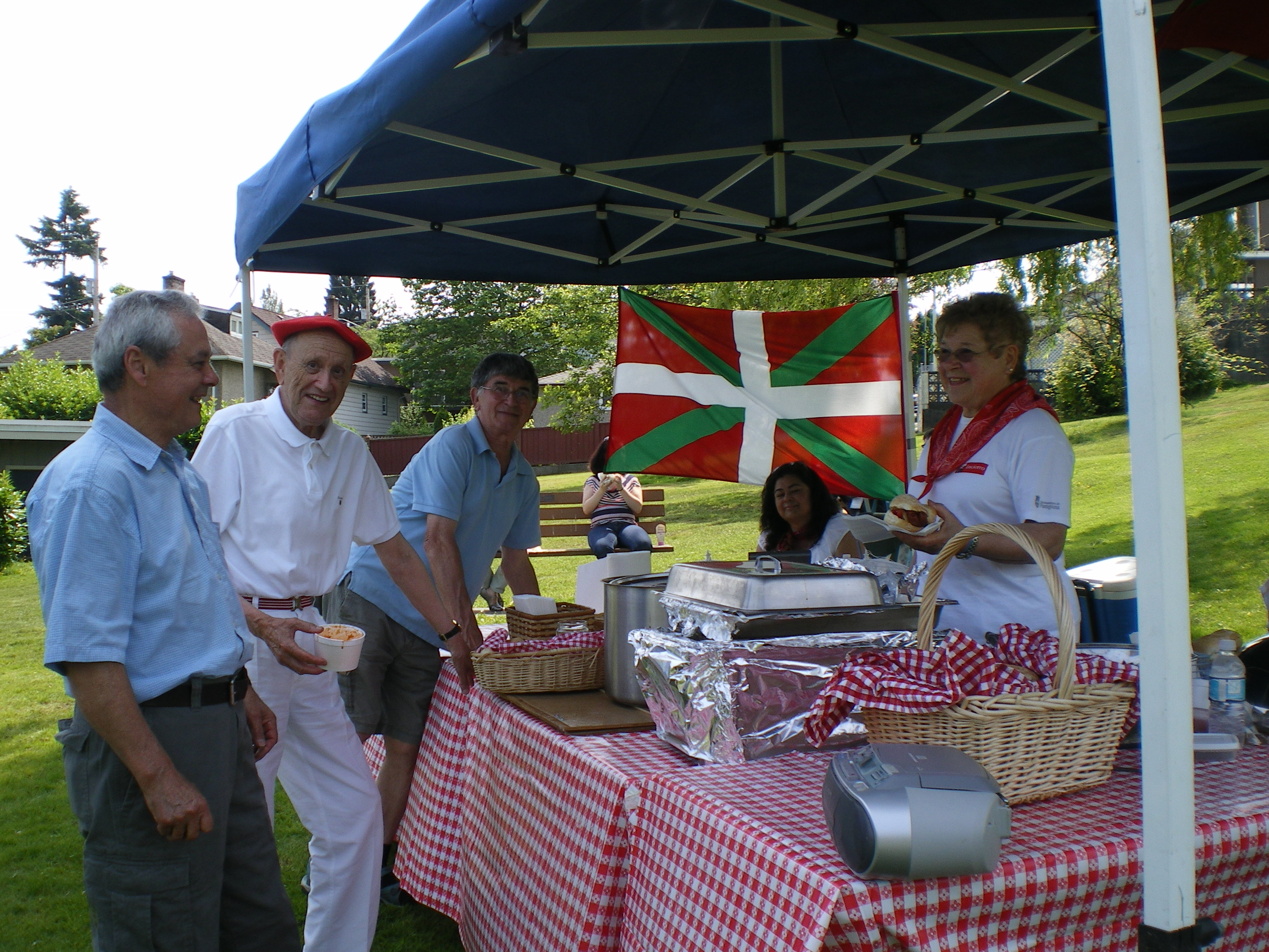 El picnic de San Fermín suele celebrarse en un muy buen ambiente en Vancouver, en las campas de Hume Park (British Columbia Zazpiak Bat Basque Club)